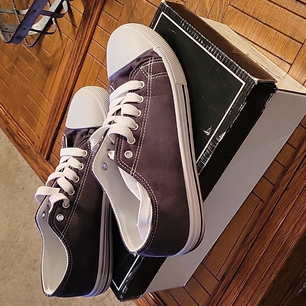 Quaid tennis shoes